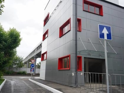 В Красноярске депутаты горсовета проверили пешеходный мост на Семафорной