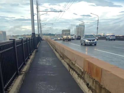 В Красноярске закончился ремонт тротуара на Коммунальном мосту в сторону правого берега