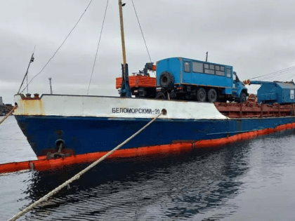 В морском порту Диксона подтопило теплоход