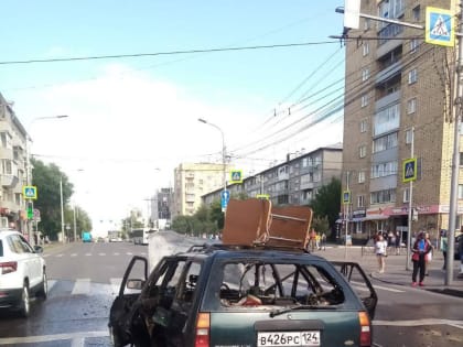 В центре Красноярска на Карла Маркса сгорела иномарка Ford