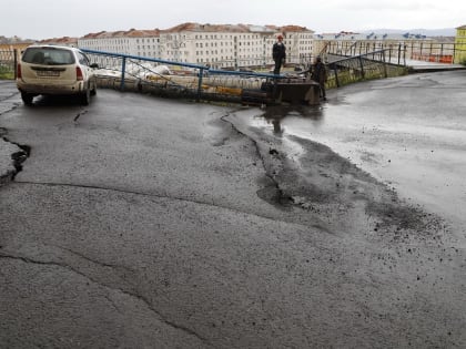 В районе жилого дома на ул. Комсомольской, 27 просел асфальт