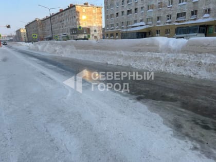 В Норильске затопило двор в районе Завенягина, 3