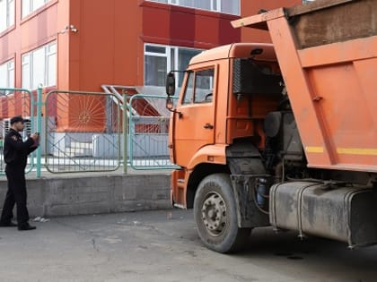 В Норильске прошел очередной рейд по выявлению припаркованного грузового транспорта в жилой зоне