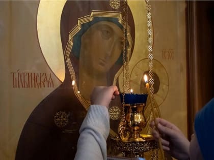 В Красноярск доставили Вифлеемский огонь