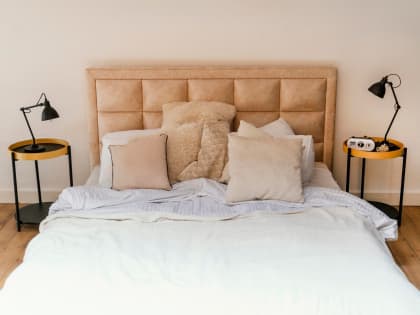 Комфорт и стиль: как выбрать идеальную кровать с мягким изголовьем