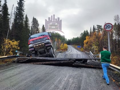 В Мотыгинском районе грузовик сломал мост