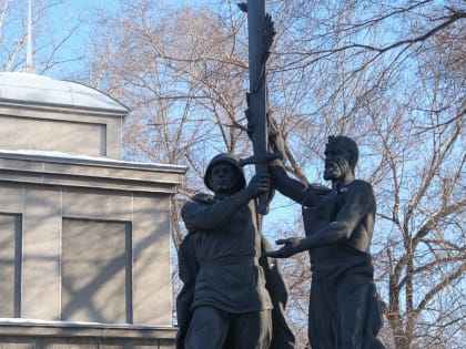 В День защитника Отечества духовенство и представители власти приняли участие в церемонии возложения венков