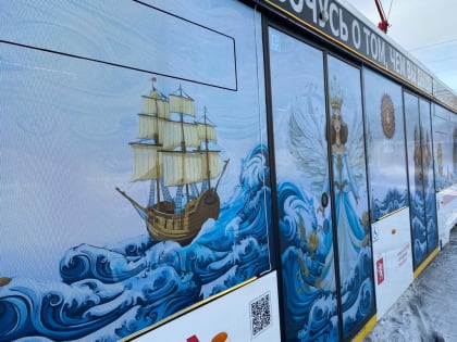 В Красноярске украсили к Новому году трамвай и троллейбусы