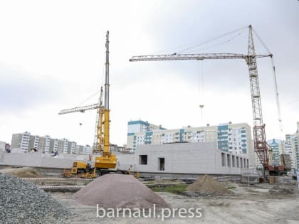 В Алтайском крае Глава Барнаула проконтролировал строительство школы