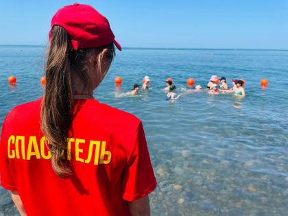 Студенты академии обеспечивают безопасность детей на воде в летнем лагере