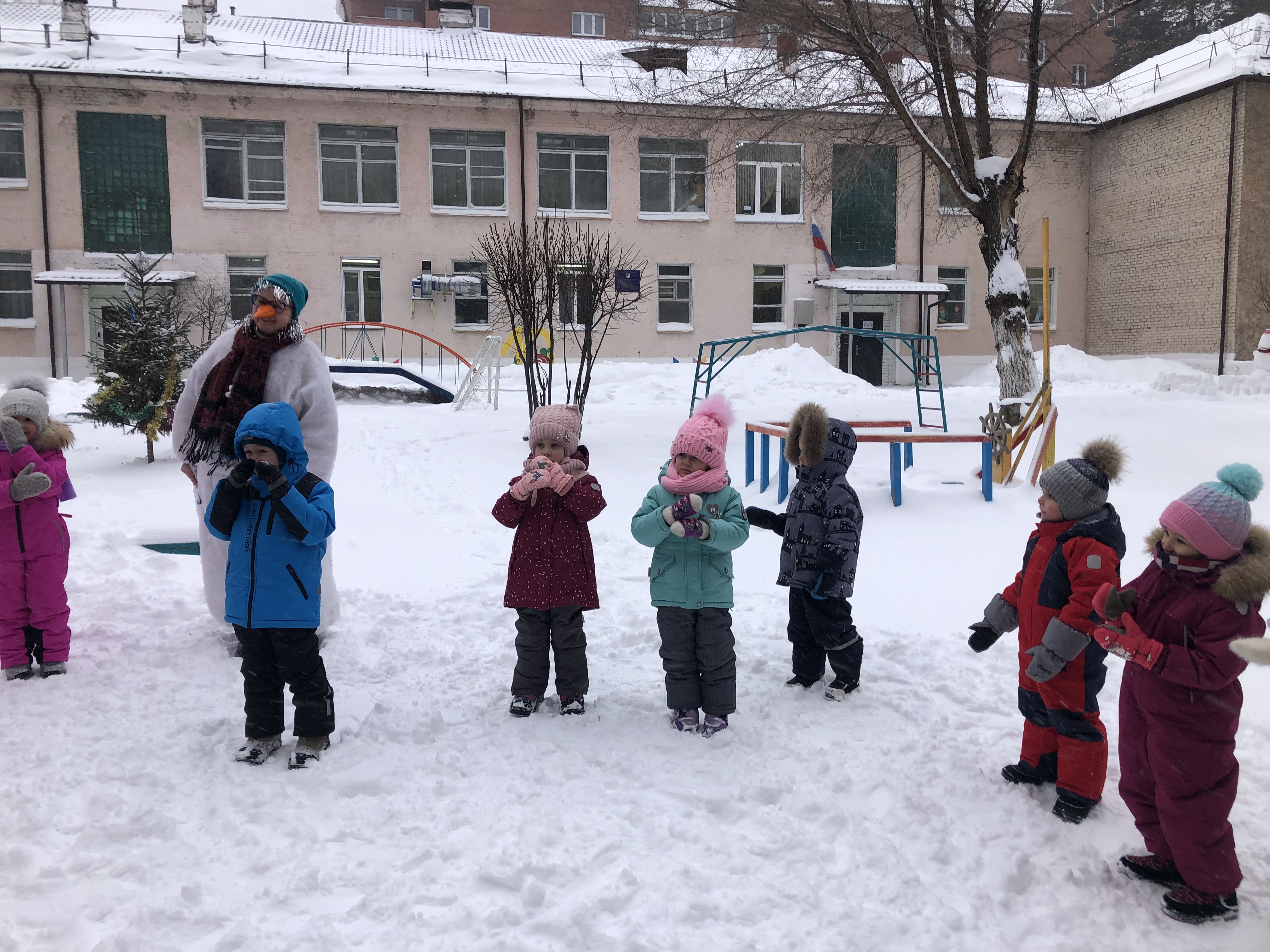 Развлечение день рождения снеговика в средней группе. День снеговика. Детские сады в Красноярске. День снеговика 2020 новости.