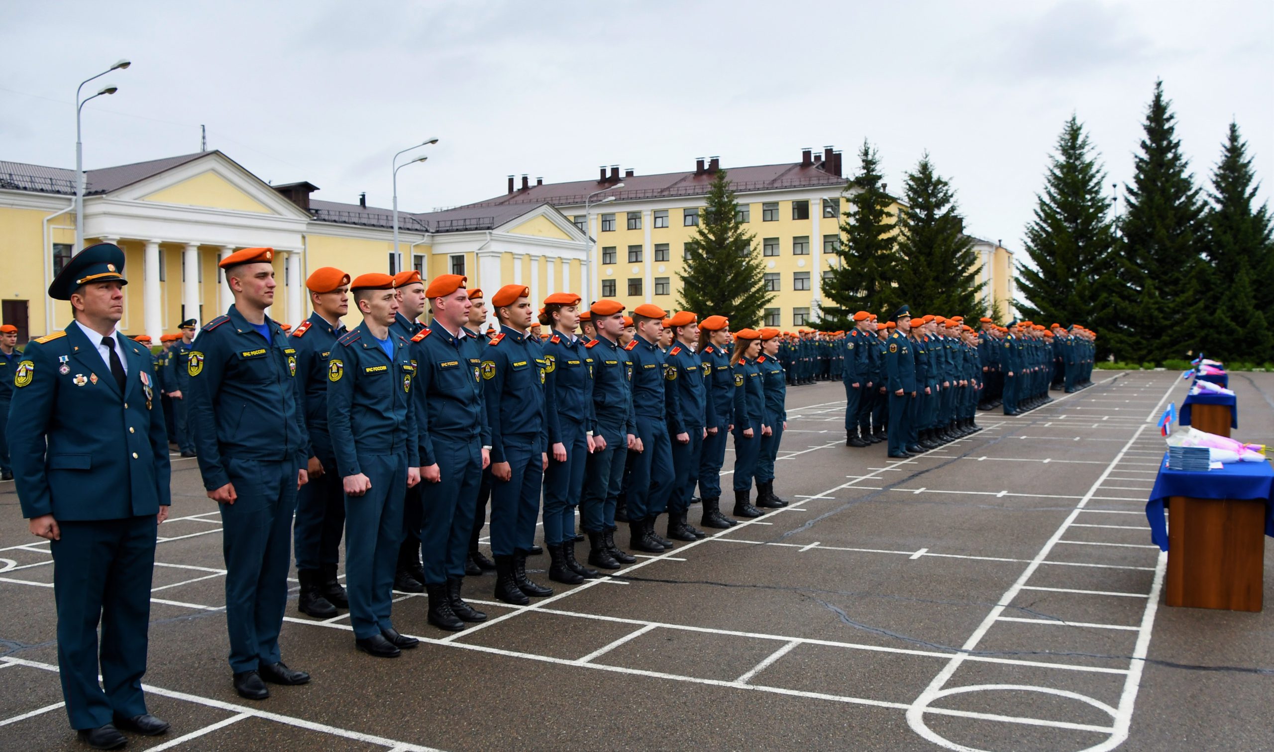 Пожарная академия мчс железногорск. Сибирская пожарно-спасательная Академия ГПС МЧС России выпуск. Выпуск студентов Академии МЧС. Сибирская пожарно-спасательная Академия Железногорск выпуск.