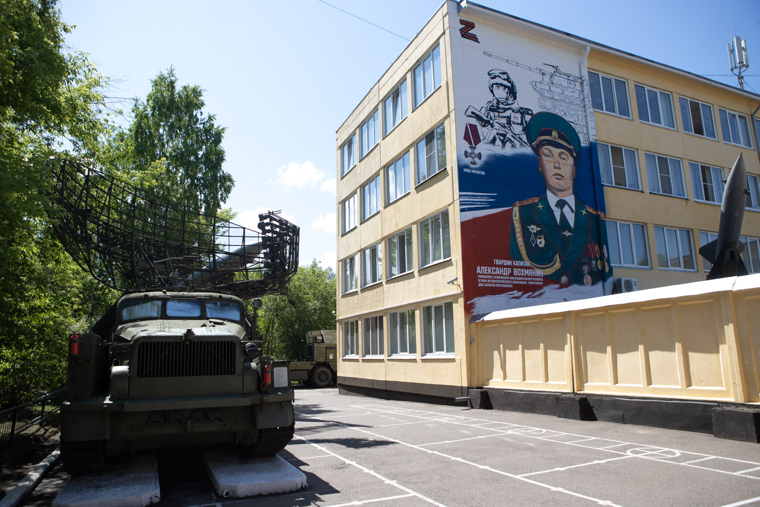 Красноярское военное. Мурал военный. Военные учебные заведения Украины. Красноярск ул армейская. Научный мурал на стене.