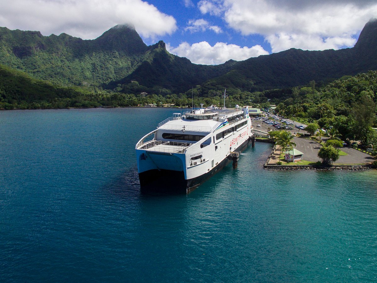 Ferry to Moorea