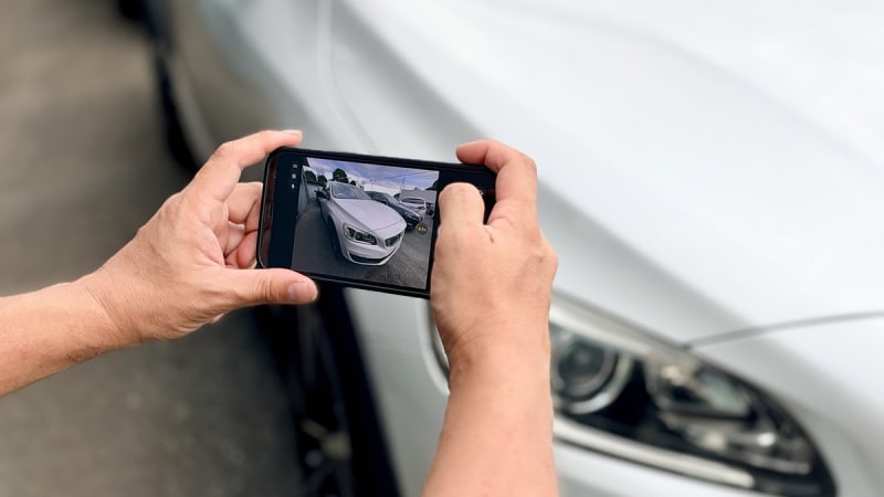 スマートフォンで車を撮影