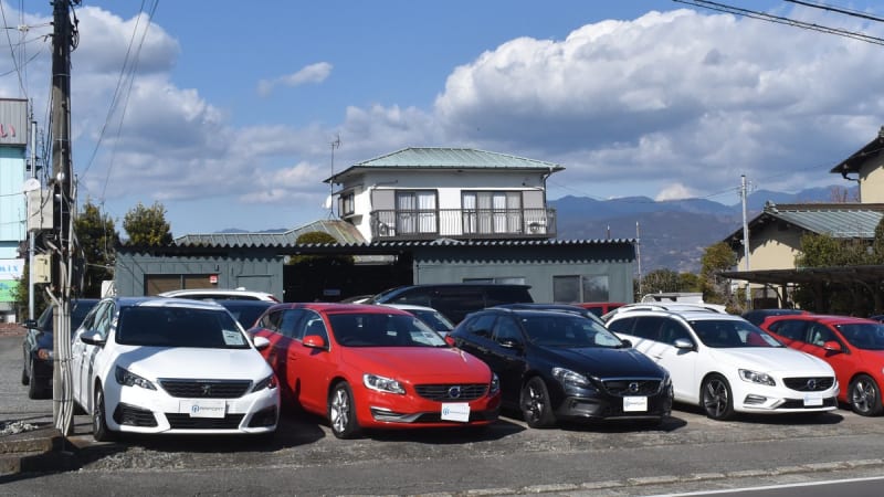 店頭に並ぶプジョー・ボルボの在庫車