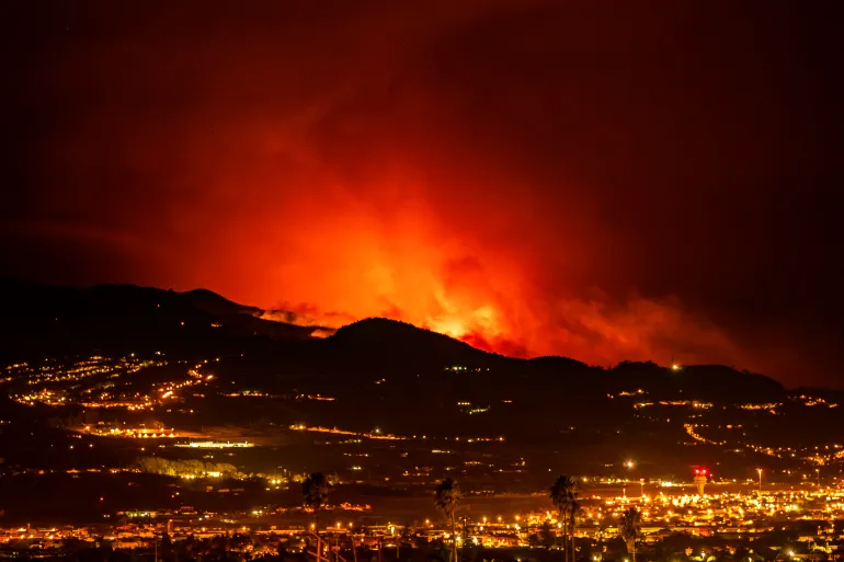 Firefighters are battling to bring under control the worst wildfire in decades on the Spanish Canary Island of Tenerife, a major tourist destination