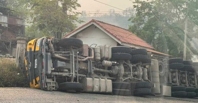 On the afternoon of 3 April, a truck carrying 30 tons of sulfuric acid encountered an accident in Phou Xang Kham village in Luang Prabang