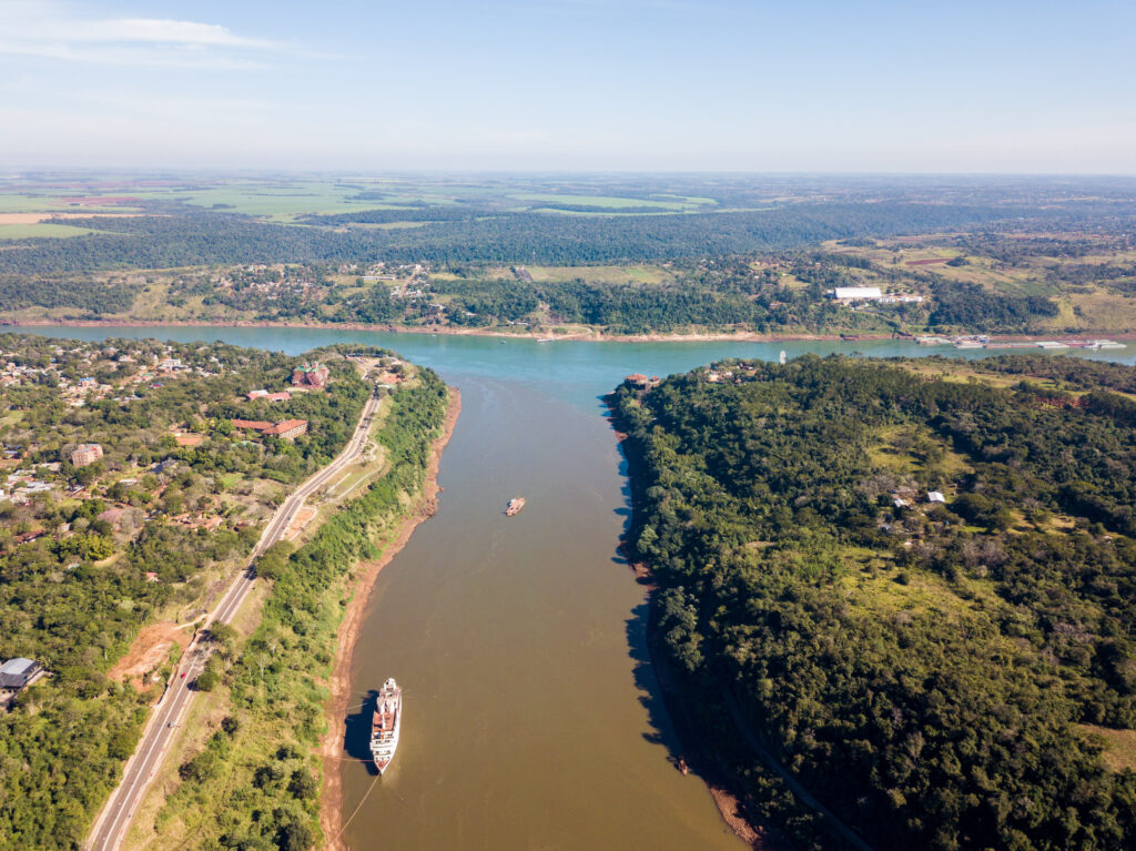 ri-border area connecting Paraguay, Argentina, and Brazil, where the Iguazú and Paraná rivers converge.