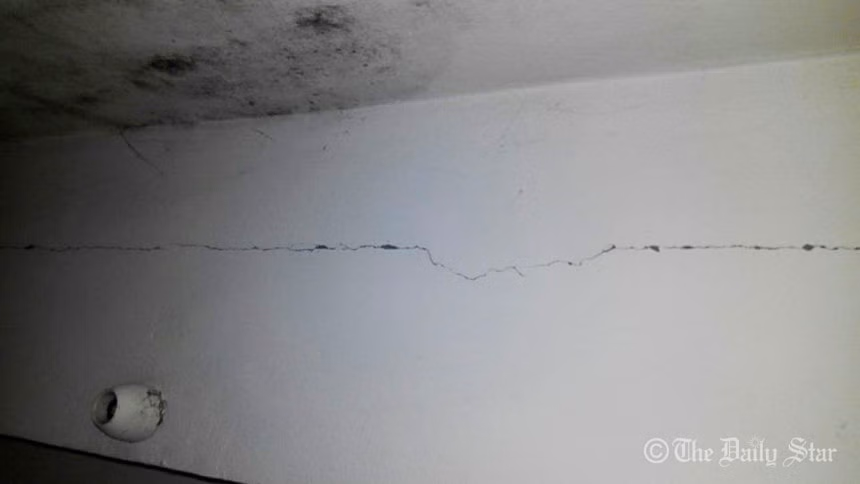 crack on the wall