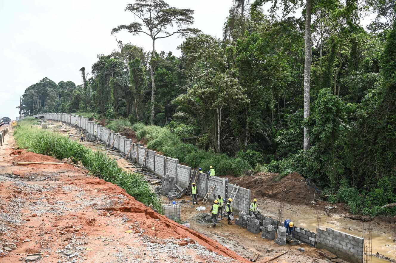 Construction of 10 km of walls to protect the Banco park, in Abidjan, on March 10, 2022.