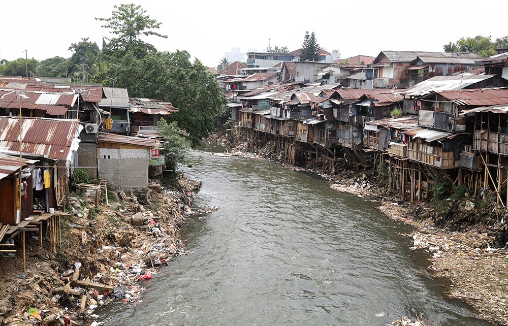 Dry season turns Ciliwung River black and smelly