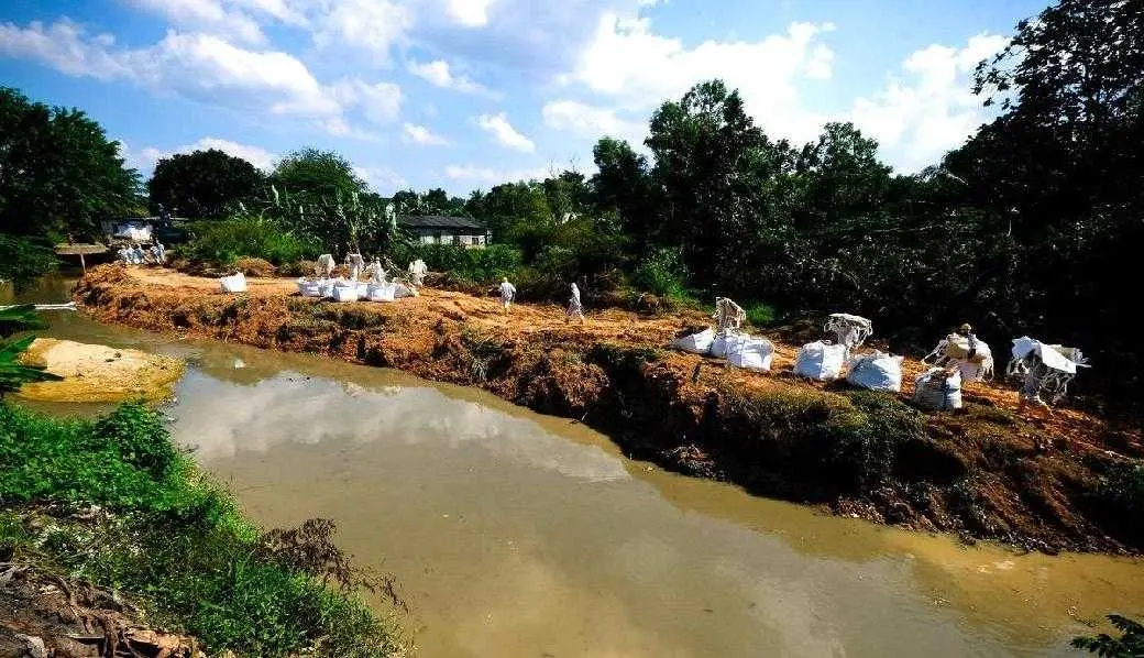 Dumping of toxic waste in the Kim Kim River, Malaysia
