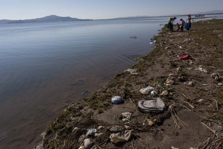 La sponda peruviana del lago Titicaca