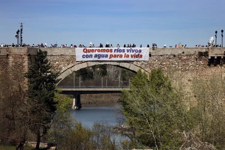 People demonstrating to denounce the poor quality of water, rivers and especially the Tagus River, in Toledo