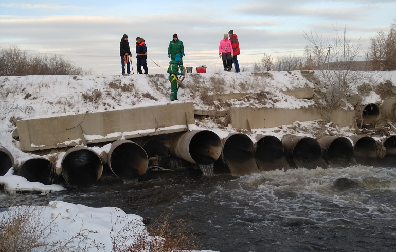 Discharge of wastewater with pollutants into the Miass River