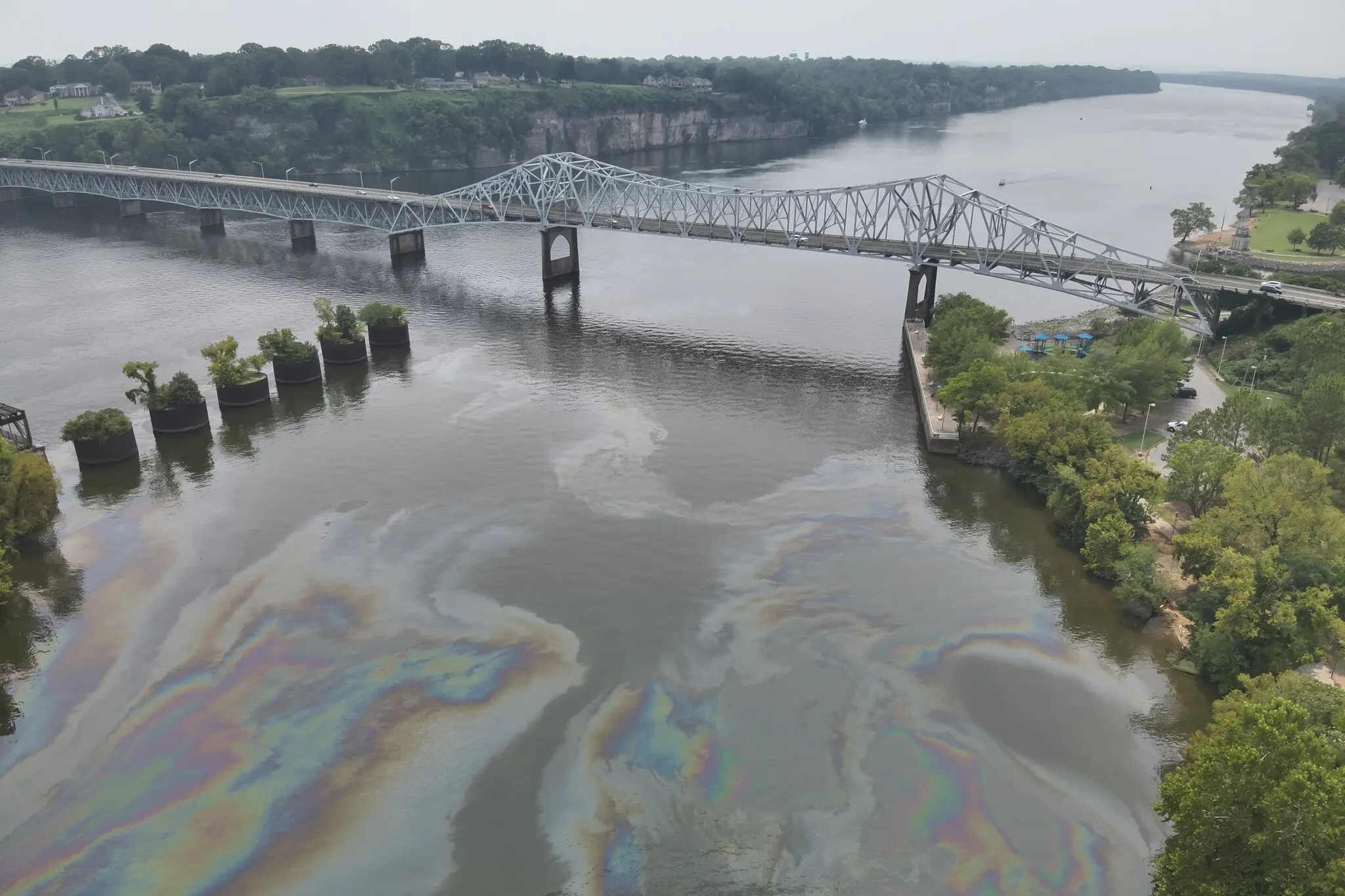 Diesel spill on Tennessee River, USA