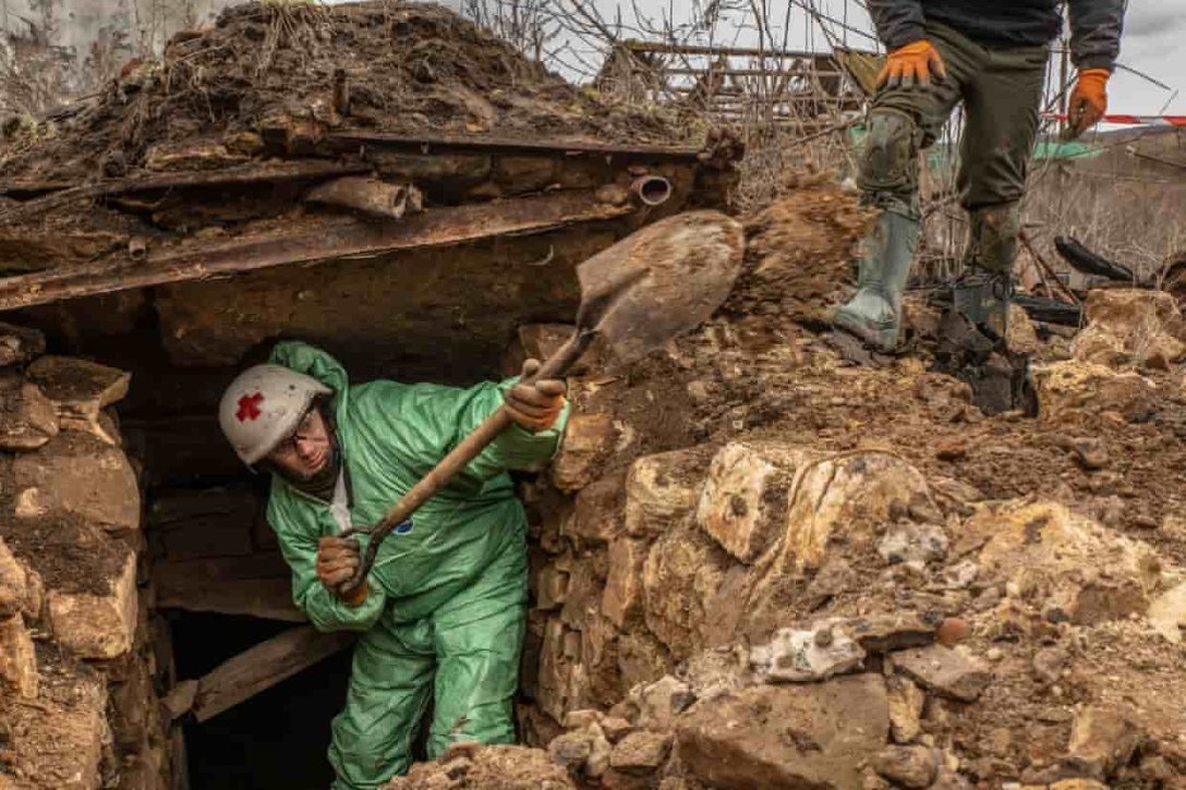 The process of extracting the bodies of soldiers of the RF Armed Forces is risky, because the liberated settlements are littered with anti-personnel mines.