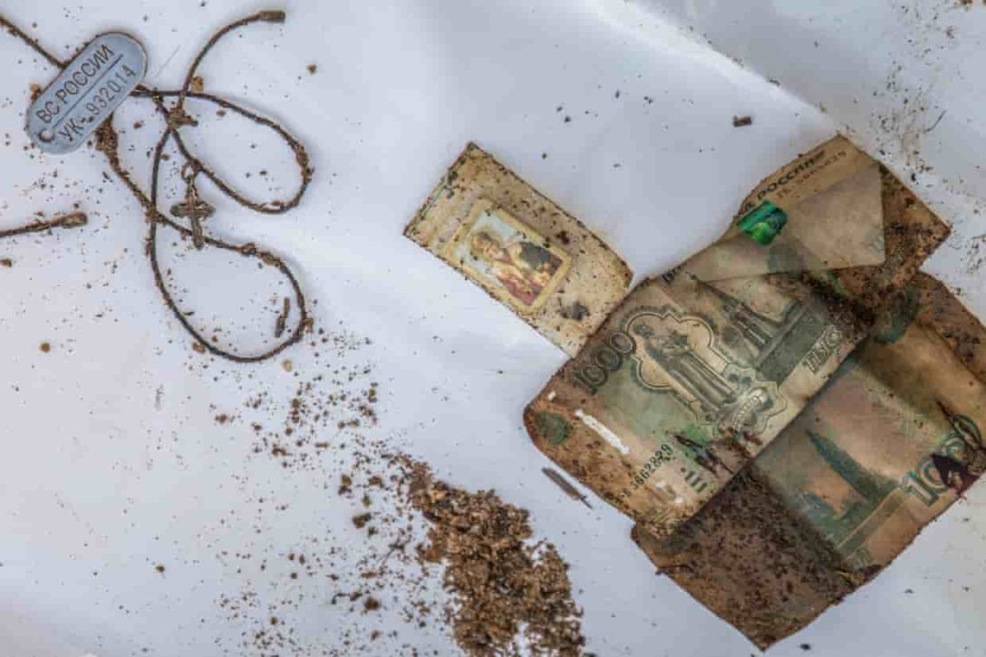 The Russian military is exchanged only after a forensic medical examination. Before that, they are examined, looking for personal belongings, money, identity cards and documents, and then registered.