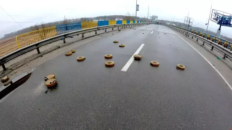 Mines placed by Russian soldiers can be seen on a highway in April in Kyiv province (2022).