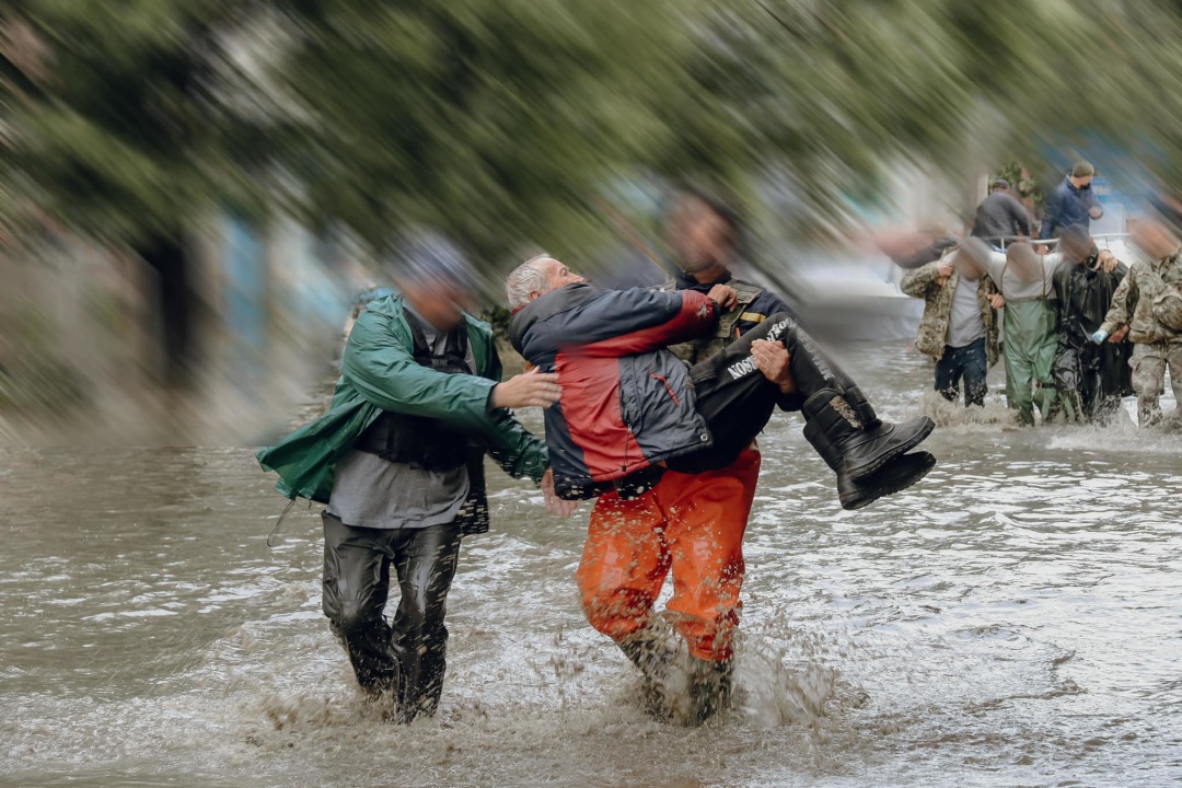 Evacuation under heavy fire in Kherson