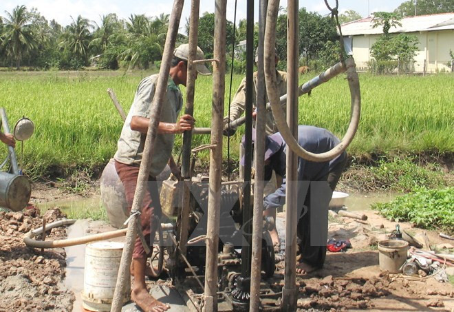 Farmers are digging a well to collect groundwater