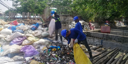 Cleaning up the Pasig River and sorting waste. Collections from three different locations remove up to 120 tons of trash per month from waterways.