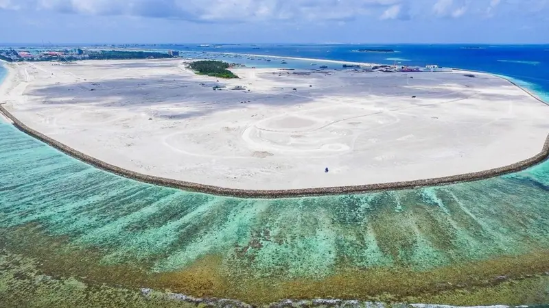 The modern island of Hulhumale is taking shape 8km off the north-east coast of Malé island in the Maldives in direct response to the threat posed by inexorably rising sea levels.