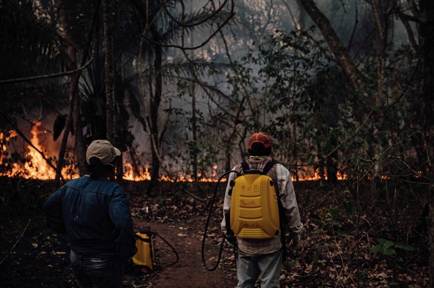 Community members from Santiago de Chiquitos attempt to stop the fire from advancing on the border of the Tucabaca Valley protected area.
