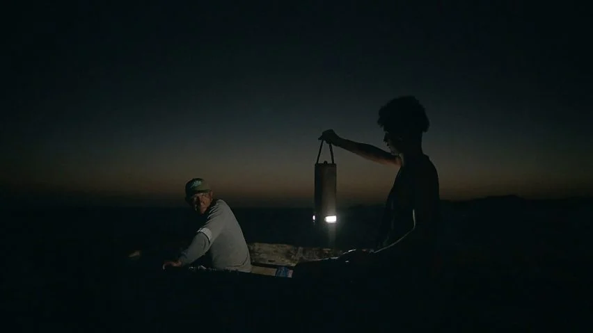 The salt water-powered lamp can be used for night fishing