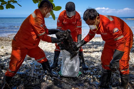 Philippines scrambles to prevent ecological disaster after oil tanker spill