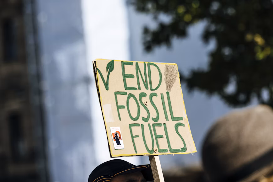 EU lawmakers adopt law to hit fossil fuel imports
