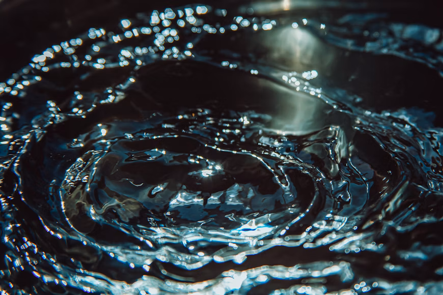 Сleanings microplastics from water with whirlpools