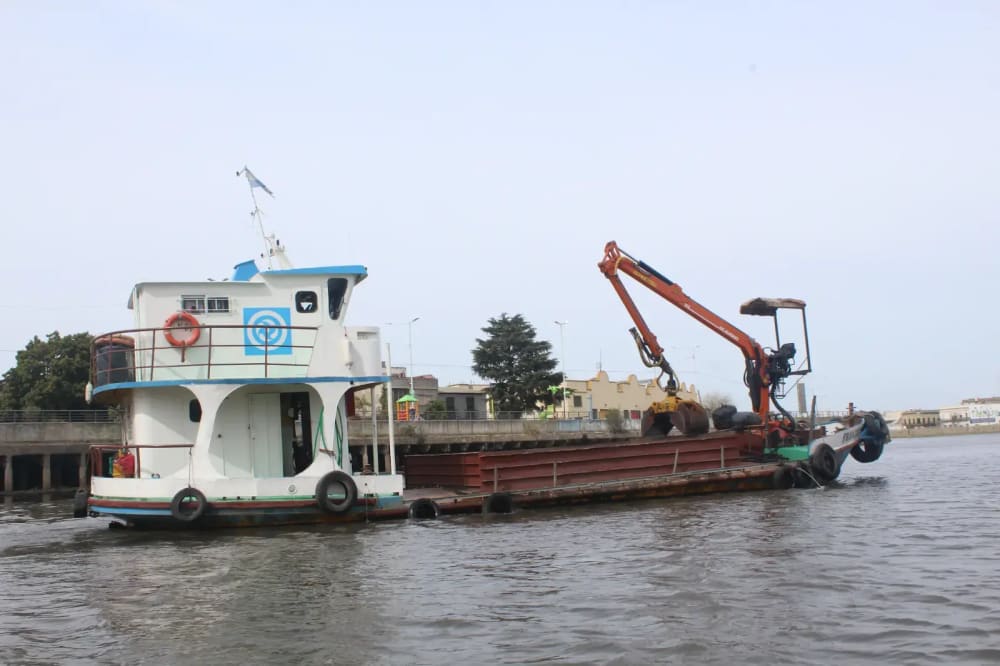 An ACUMAR ship with an excavator working near the popular La Boca neighborhood, 2023.