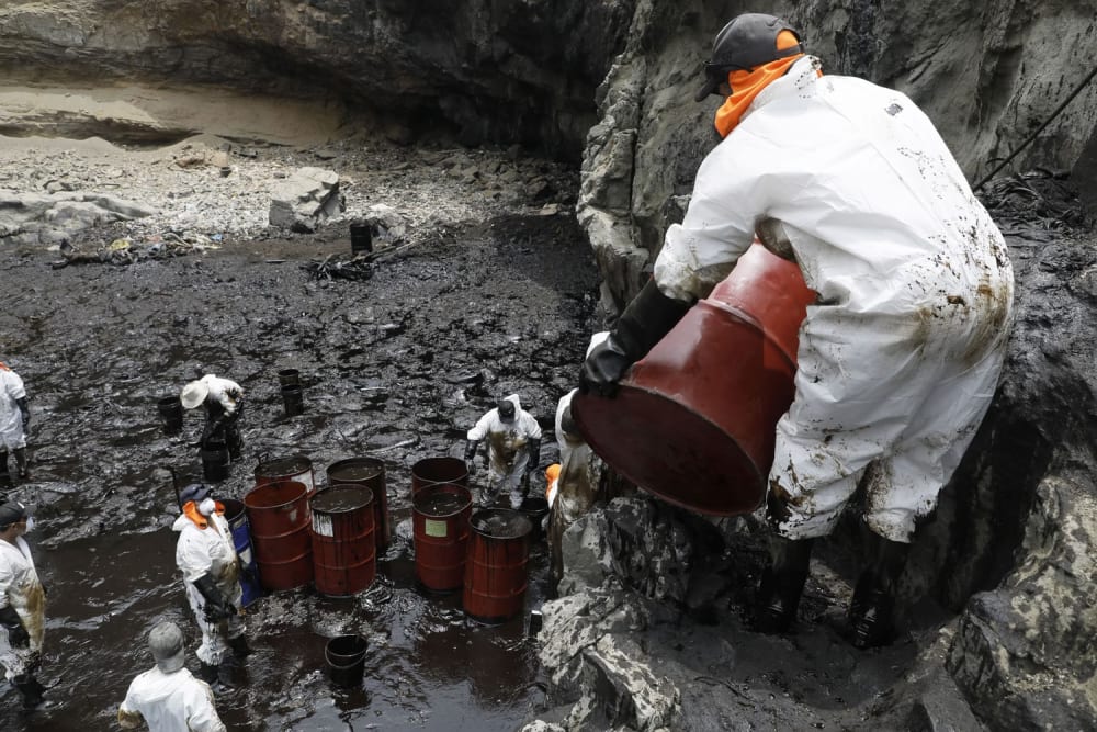 Cleaning teams work to remove oil in the province of Callao on January 20.