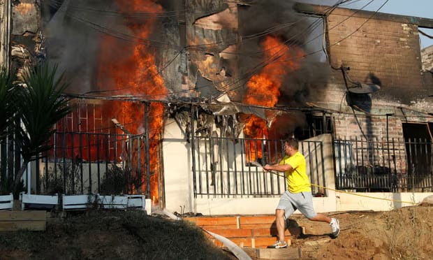Vina del Mar, Chile on 3 February. At least 1,000 homes have been destroyed by the forest fires.