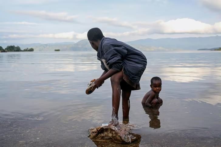 Bahavu children wash on the shore of Lake Kivu, on Idjwi island, in the Democratic Republic of Congo, November 22, 2016.