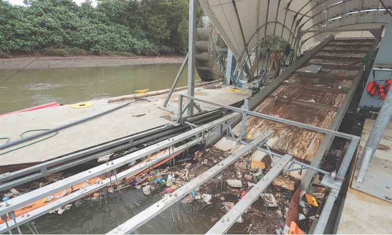 A trash-collecting wheel is cleaning up pollution from the Juan Díaz River in Panama.