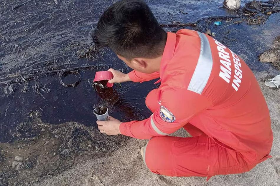 Oil spill from sunken tanker in Mindoro