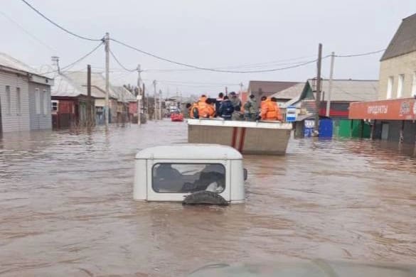 Residents of Orsk began emergency evacuation on the evening of April 5.